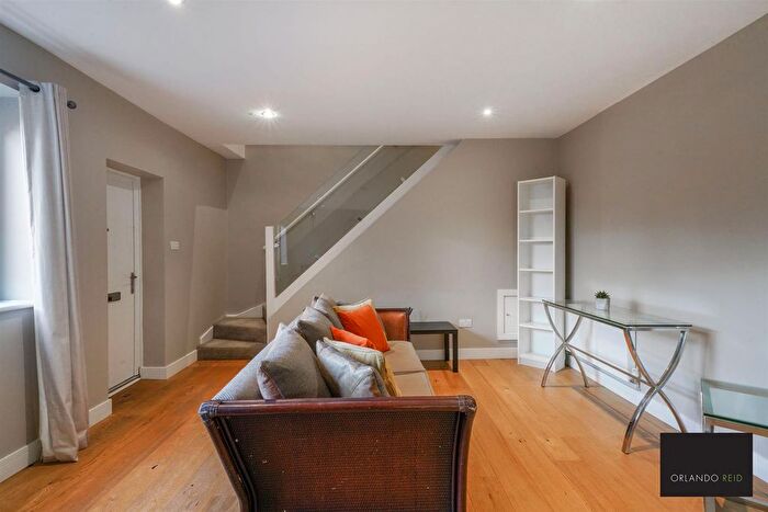 3 Bedroom Flat To Rent In Wandsworth Road, London, SW8