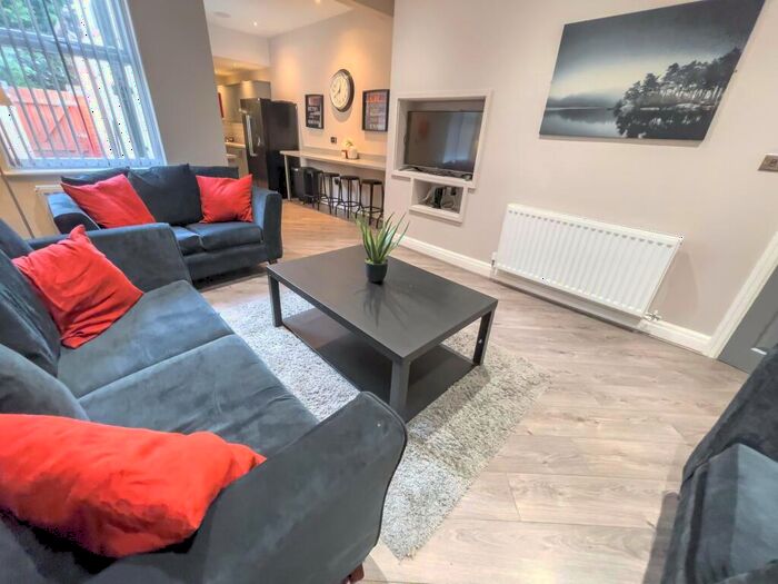 5 Bedroom Terraced House To Rent In Birstall Road, L6