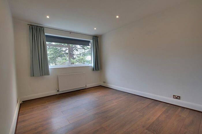 2 Bedroom Flat To Rent In Cranley Court, Beckenham Grove, Bromley, Kent, BR2