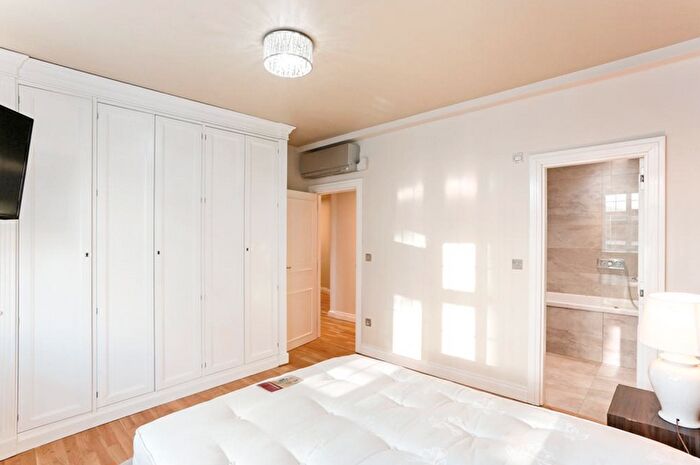 2 Bedroom Flat For Sale In Brompton Road, London, SW3