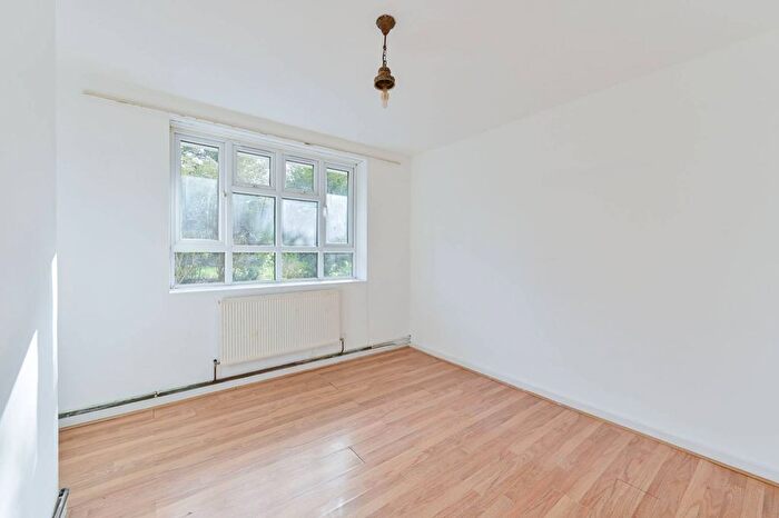 2 Bedroom Flat To Rent In Kings Avenue, Clapham Park, London, SW4