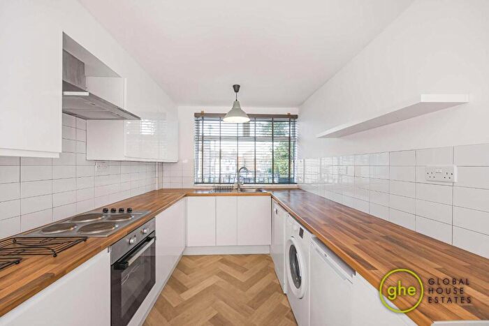 3 Bedroom Flat To Rent In Cross Harbour, Isle Of Dogs, London, E14