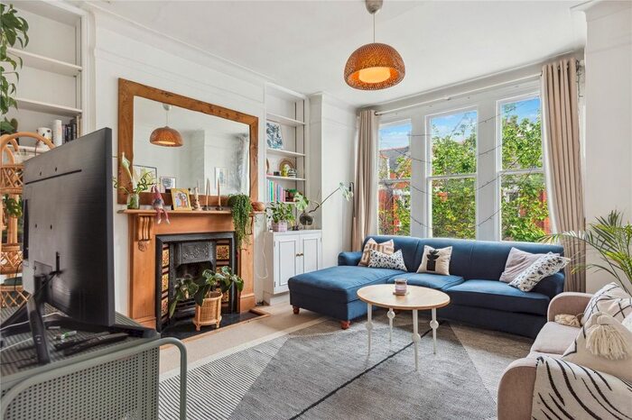 2 Bedroom Flat To Rent In Lynn Road, London, SW12