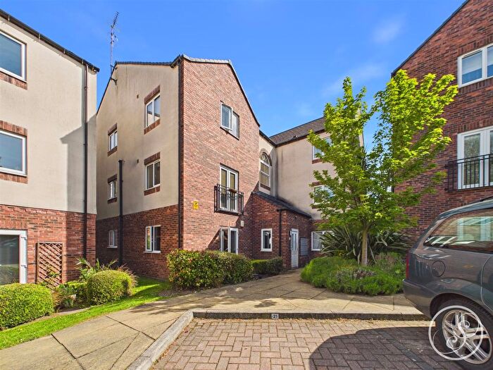 2 Bedroom Flat For Sale In Potternewton Mount, Leeds, LS7