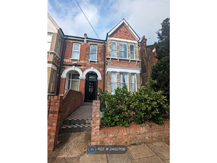 3 Bedroom Flat To Rent In Greenhill Road, London, NW10