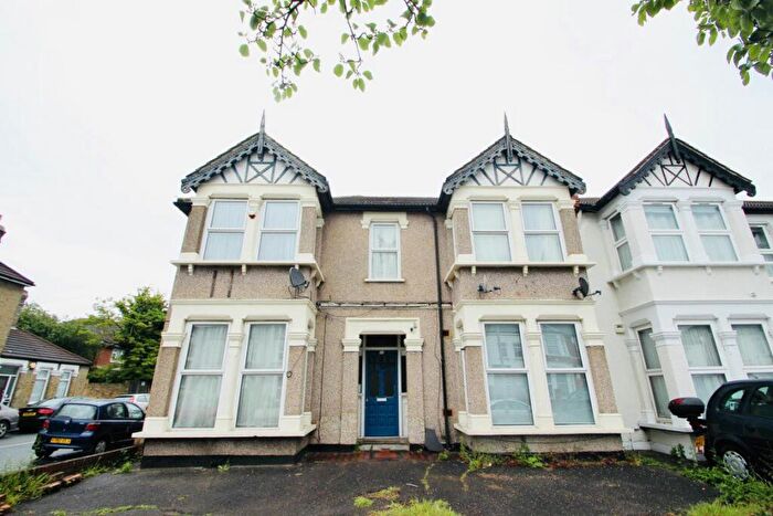1 Bedroom Flat To Rent In The Drive, Ilford, IG1