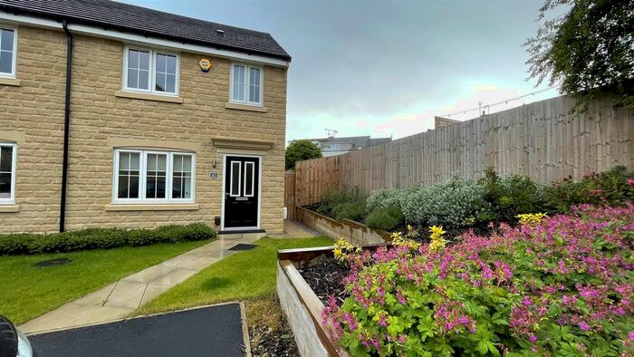 3 Bedroom Semi-Detached House To Rent In Dobson Rise, Bradford, BD10