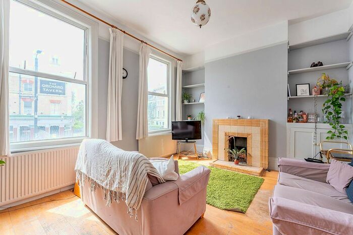 2 Bedroom Flat To Rent In Askew Road, Shepherd's Bush, London, W12