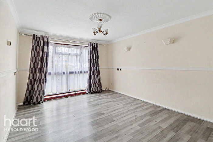 1 Bedroom Flat For Sale In Hamilton Drive, Harold Wood, RM3