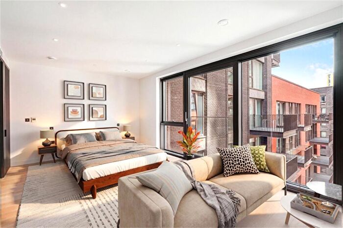 Apartment To Rent In Viaduct Gardens, London, SW11