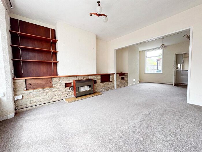 3 Bedroom Terraced House For Sale In Hawthorn Road, Kettering, NN15