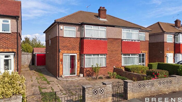 3 Bedroom Semi-Detached House For Sale In Fouracres, Enfield, EN3