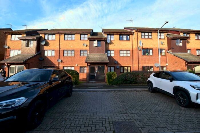 2 Bedroom Flat To Rent In Faulkner Close, Dagenham, RM8