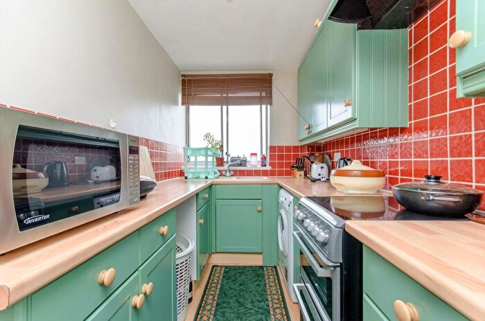 2 Bedroom Flat For Sale In Tenbury Close, Forest Gate, London, E7