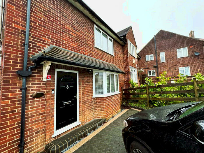 3 Bedroom Semi-Detached House To Rent In Vicarage Road, Woodford Green, Essex, IG8