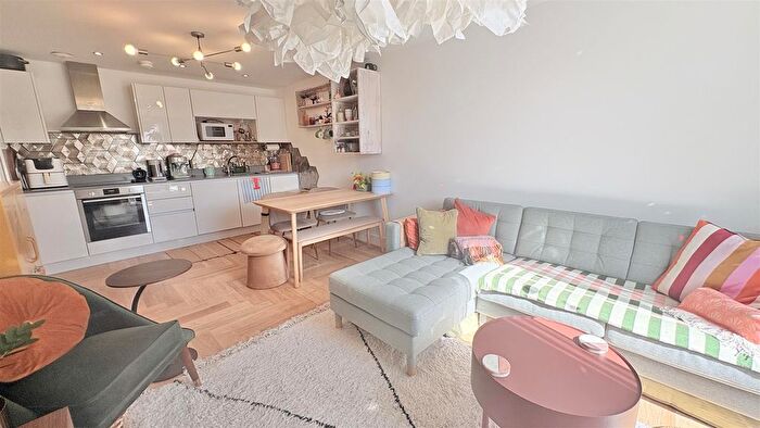 2 Bedroom Flat For Sale In Moseley Central, Moseley, B13