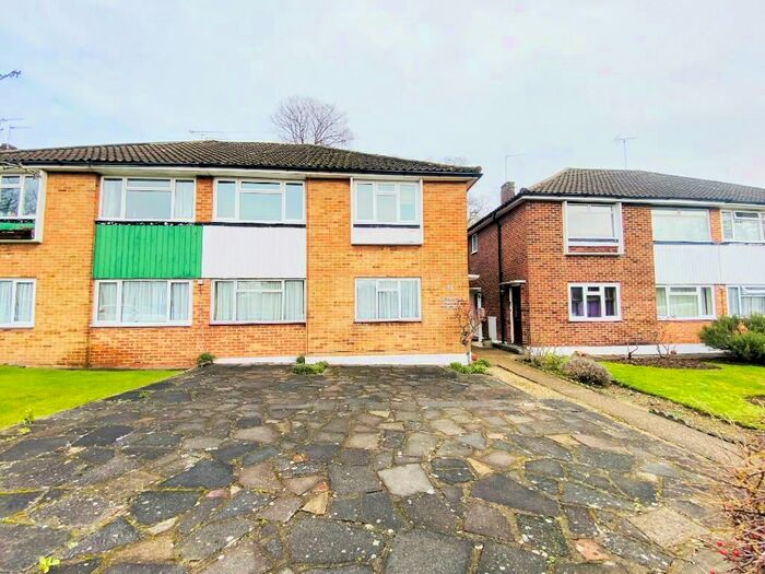 3 Bedroom Ground Flat To Rent In Vernon Crescent, East Barnet, EN4