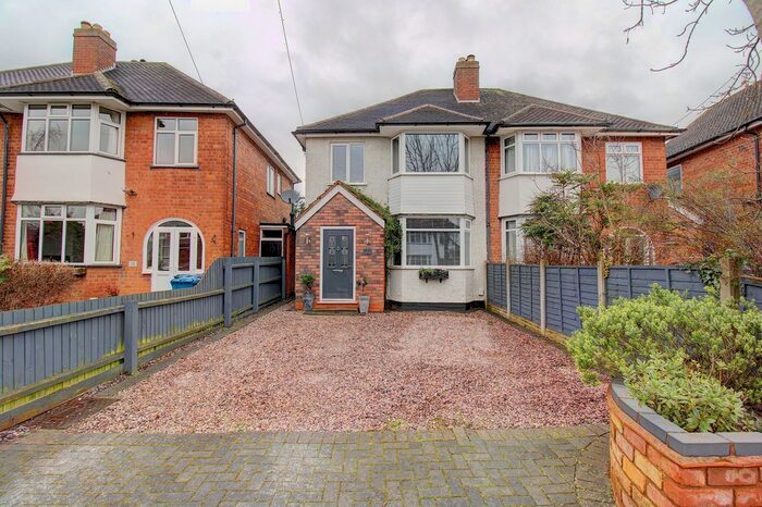 3 Bedroom Semi-Detached House For Sale In Lyn Avenue, Lichfield, WS13