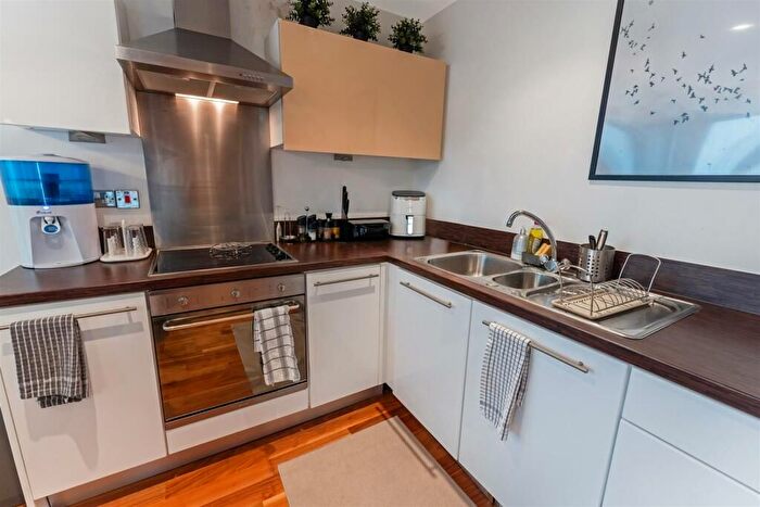 1 Bedroom Flat To Rent In Battersea Park Road, London, SW11