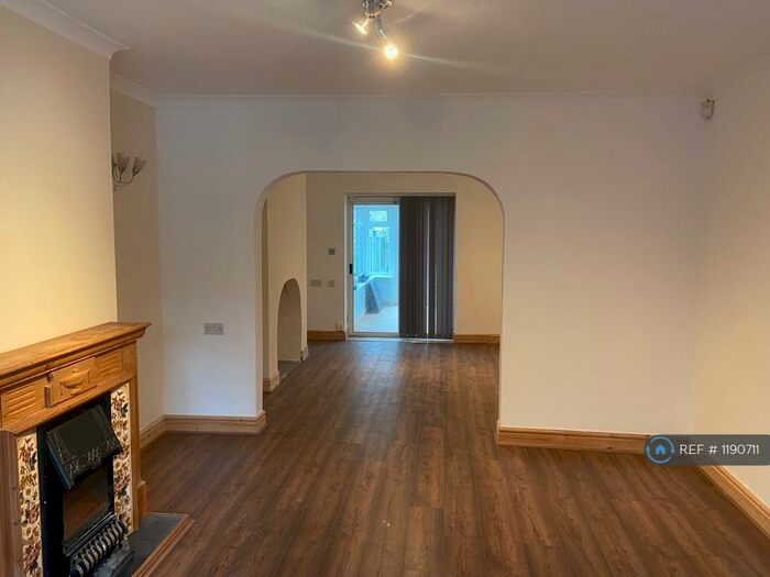 3 Bedroom Semi-Detached House To Rent In Elizabeth Close, Hucknall, Nottingham, NG15