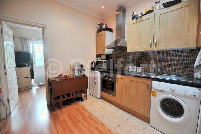 Studio To Rent In High Road, London, N12