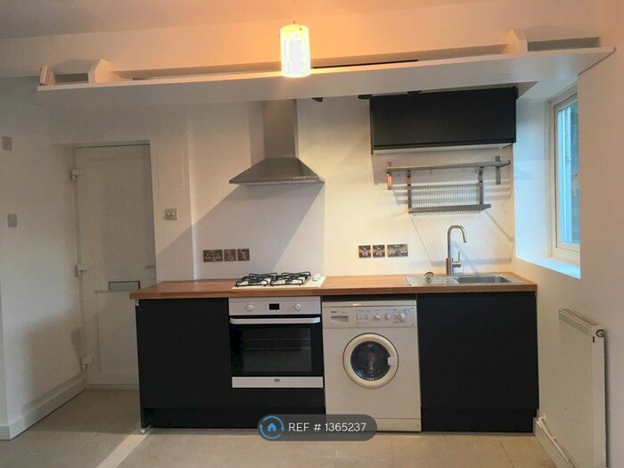 Studio To Rent In West Grove, London, SE10