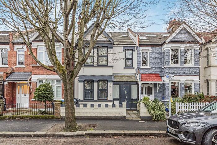 3 Bedroom Flat To Rent In Boscombe Road, Wimbledon, SW19