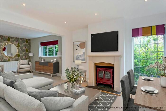 3 Bedroom Flat To Rent In Cadogan Place, London, SW1X