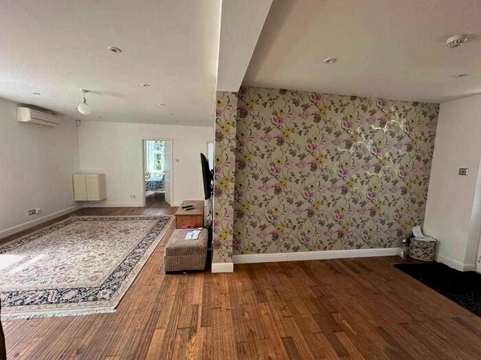 3 Bedroom Bungalow To Rent In Mead Way, Burnham, Slough, SL1