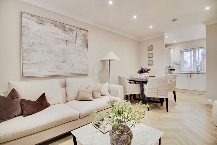 2 Bedroom Flat For Sale In Great North Road, Welwyn Garden City, AL8
