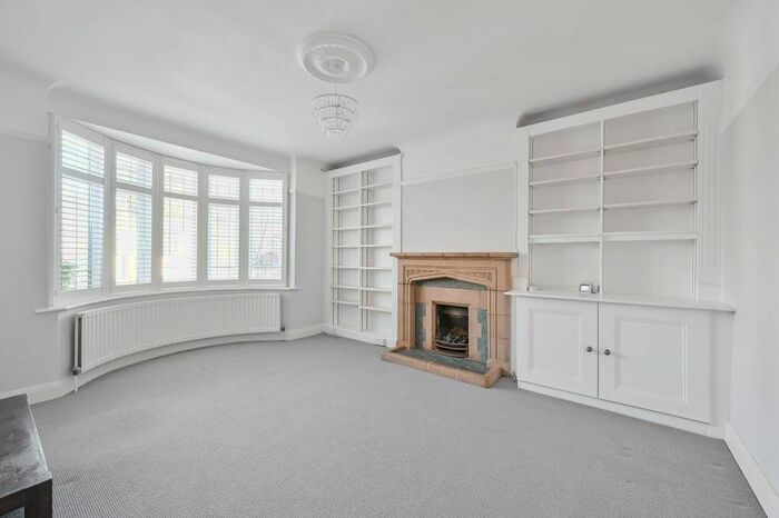 4 Bedroom Property To Rent In Covington Way, Streatham, London, SW16