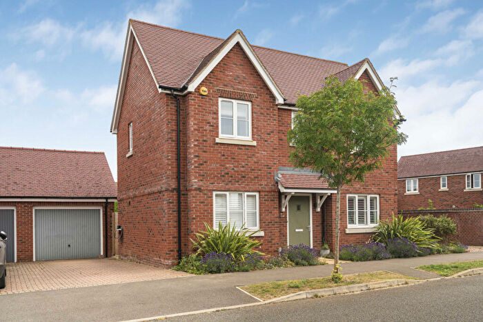 3 Bedroom Detached House For Sale In Vespasian Way, Chesterton, OX26