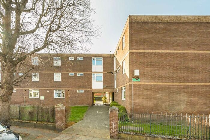 2 Bedroom Flat To Rent In Elmfield Road, London, SW17