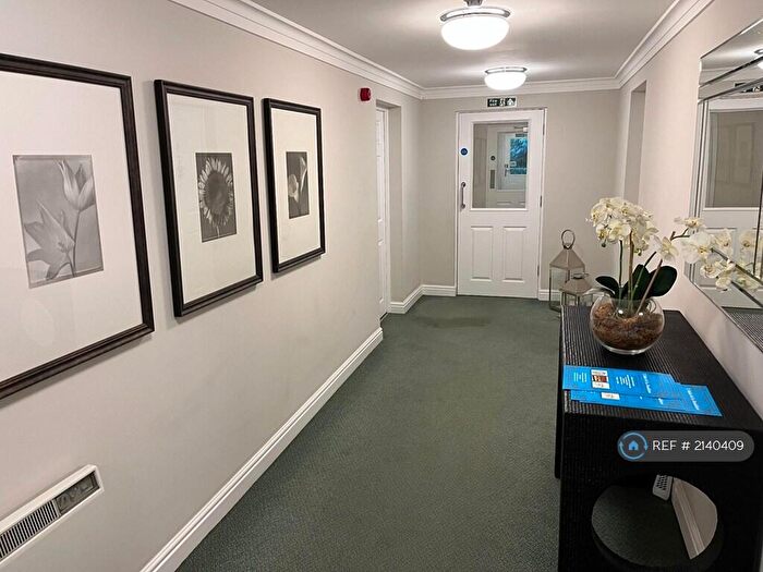 2 Bedroom Flat To Rent In Cavendish Court, Weybridge, KT13