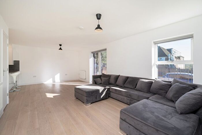 3 Bedroom Flat To Rent In Celadon Court, London, NW4