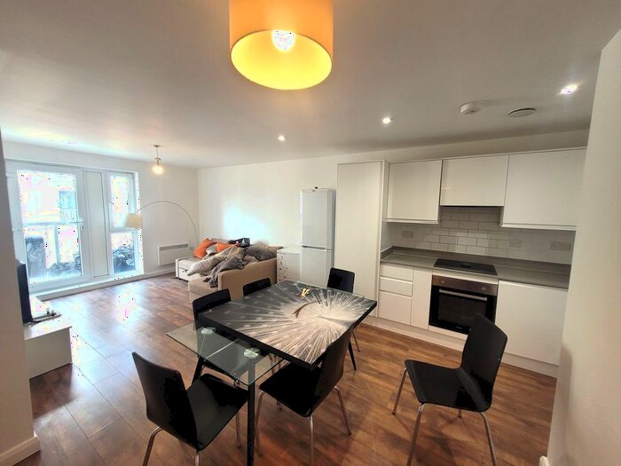 2 Bedroom Flat To Rent In Lyons Way, Slough, SL2