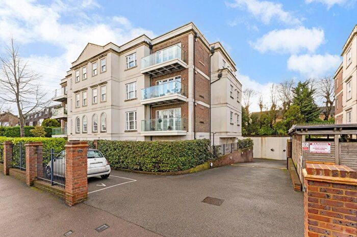 1 Bedroom Flat For Sale In Sparrows Herne, Bushey, WD23
