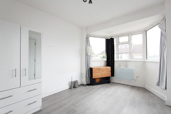 Studio To Rent In Woodville Gardens, London, NW11