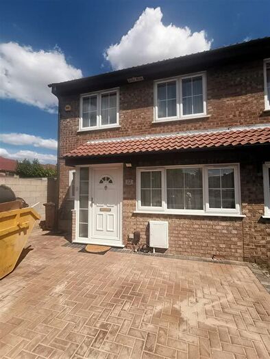 4 Bedroom Semi-Detached House To Rent In Brackendale Close, Hounslow, TW3