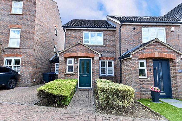 2 Bedroom End Of Terrace House For Sale In Cotswold Drive, Stevenage, SG1