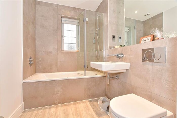 2 Bedroom Flat For Sale In Tilney Drive, Horsham, West Sussex, RH12