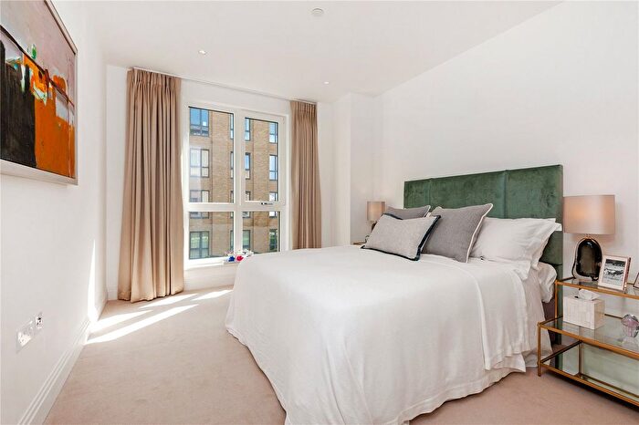 3 Bedroom Flat To Rent In Pinewood Gardens, Teddington, TW11