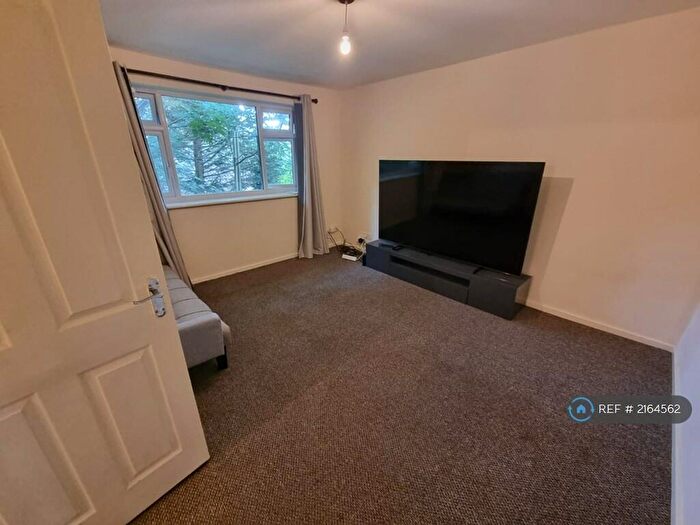 1 Bedroom Flat To Rent In Carlton Court, Prestwich, Manchester, M25