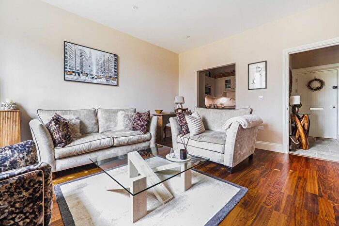 2 Bedroom Flat For Sale In Dodsley Lane, Easebourne, GU29
