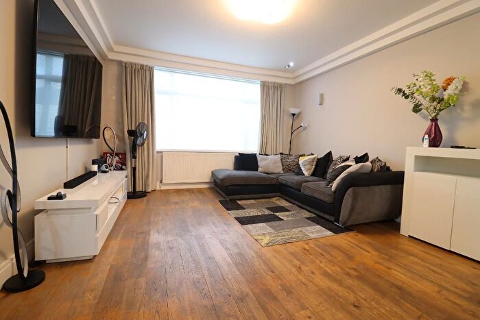 3 Bedroom Semi Detached House For Sale In Highview Avenue, Edgware, Middlesex, HA8