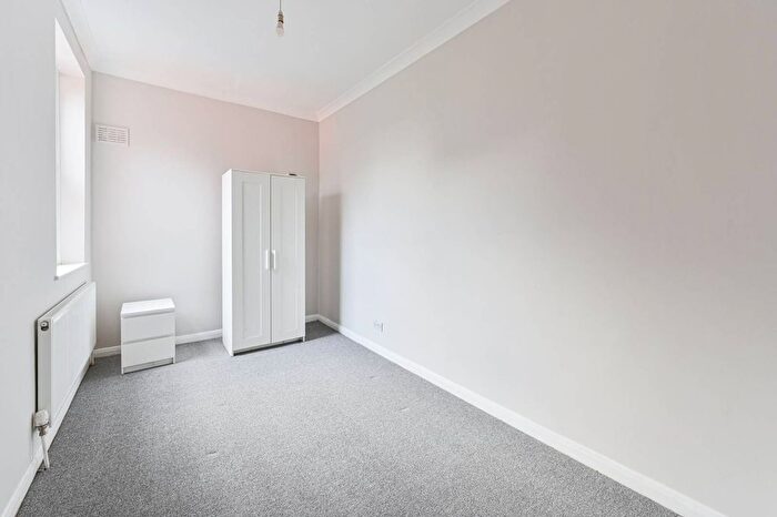 3 Bedroom Flat To Rent In Hopton Road, Streatham, London, SW16