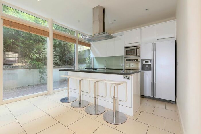 3 Bedroom Mews House To Rent In Camden Mews, London, NW1