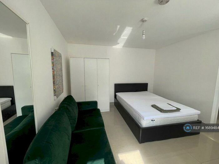 Studio To Rent In Greyhound Hill, London, NW4