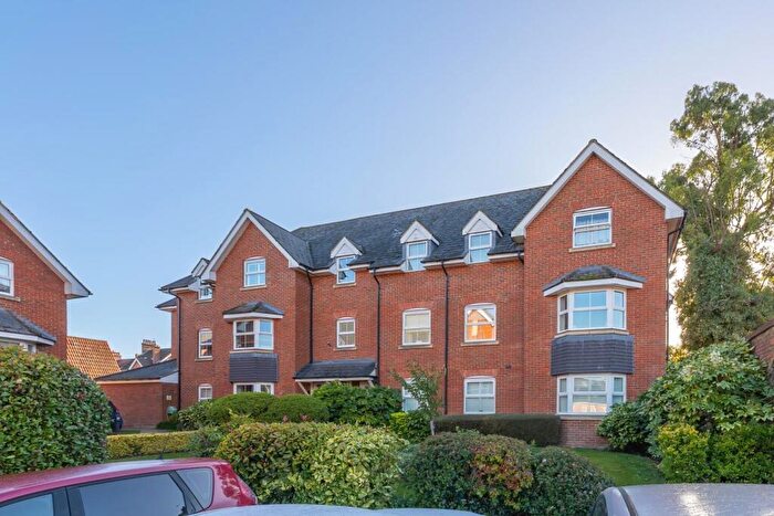 2 Bedroom Flat For Sale In Gowers Yard, Tring, HP23