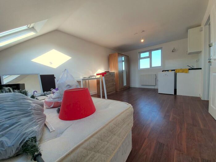 Apartment To Rent In Dale Avenue, Edgware, HA8